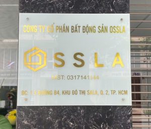 LÀM BẢNG CÔNG TY MICA LẮP ĐẶT ỐC CHÂN KÍNH