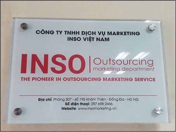 LÀM BẢNG CÔNG TY MICA  LẮP ĐẶT ỐC CHÂN KÍNH