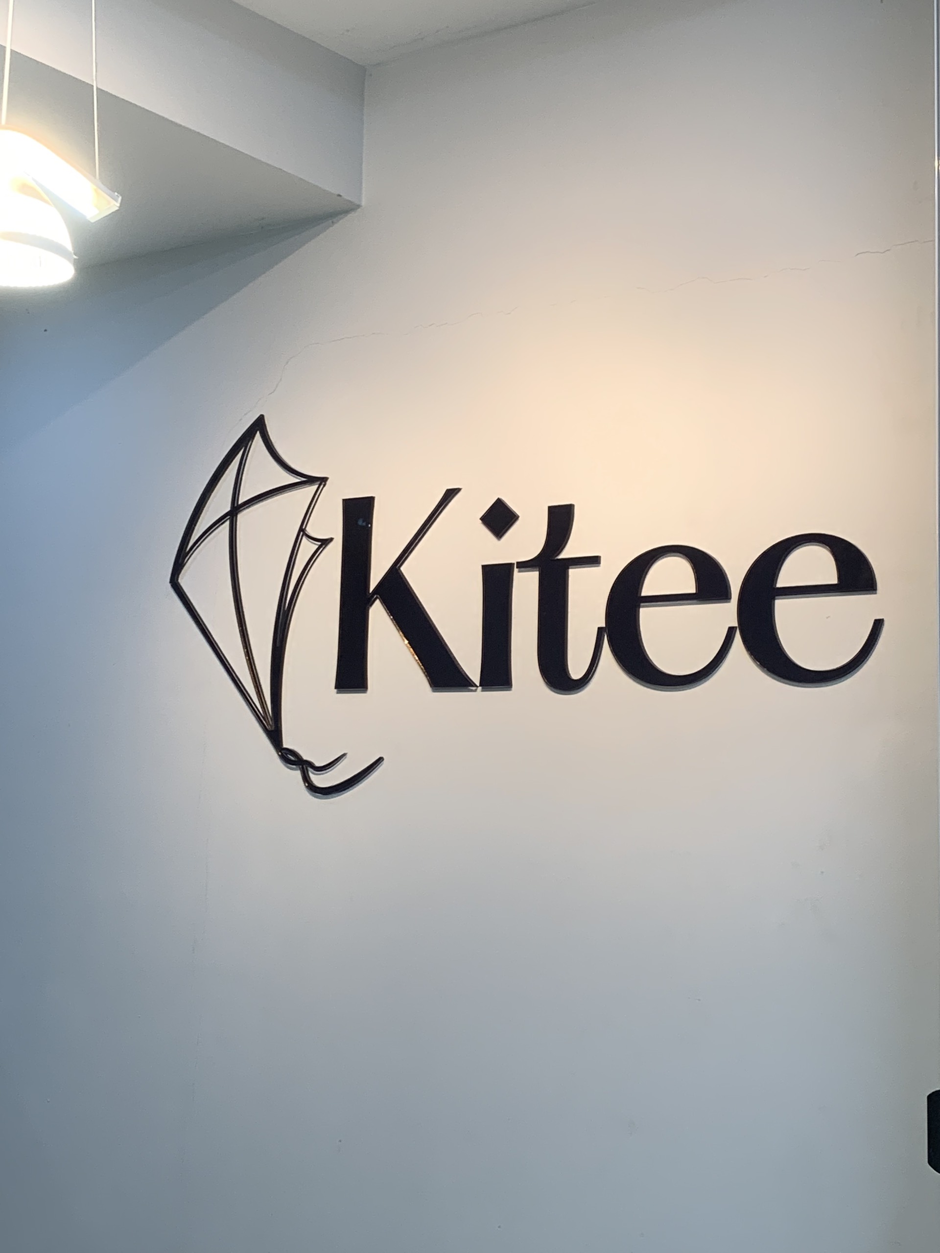 Lắp đặt bảng hiệu logo và nền backdrop cho sảnh lễ tân công ty tại Quận 2.