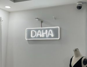 Gia công bảng hiệu LED neon sign theo logo thương hiệu tại xưởng TP.HCM