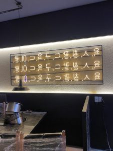 Gia công bảng hiệu LED neon sign theo logo thương hiệu tại xưởng TP.HCM