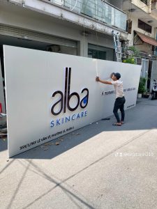 Mẫu bảng hiệu alu chữ nổi mica đẹp, gắn đèn LED, thi công tại Quận 2