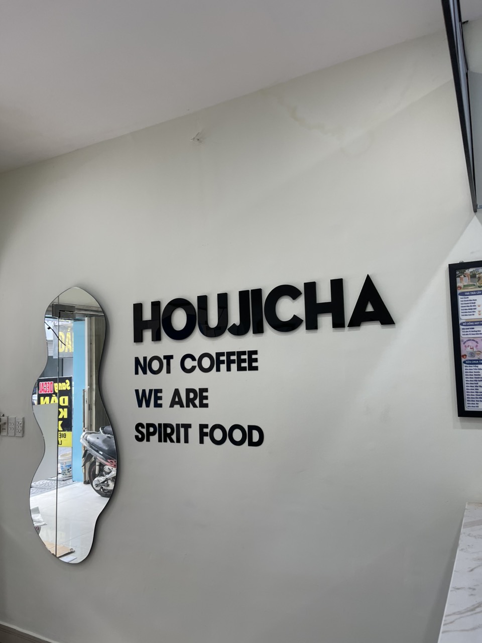 Lắp đặt bảng hiệu logo và nền backdrop cho sảnh lễ tân công ty tại Quận 2.