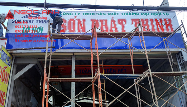 Thợ đang sửa chữa bảng hiệu LED hư hỏng tại Bình Thạnh