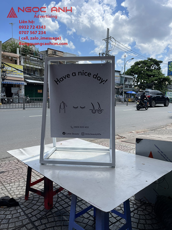 Bảng thông báo chân đứng nhỏ gọn – dễ di chuyển