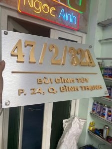 Bảng tên công ty alu kết hợp chữ nổi