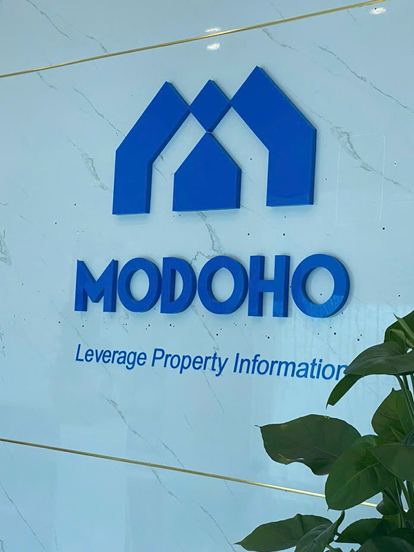 Logo chữ nổi mica kết hợp đèn LED nổi bật tại quầy lễ tân – Nâng tầm hình ảnh doanh nghiệp.