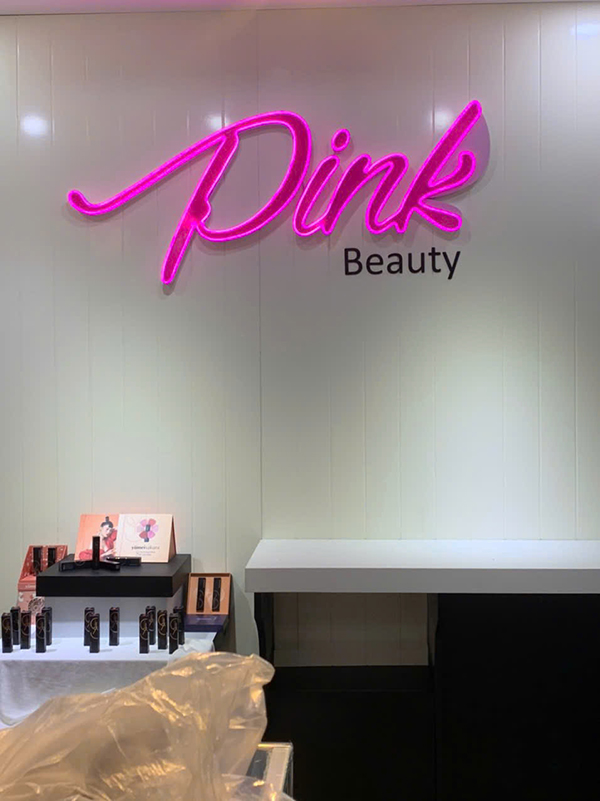 Lắp đặt bảng hiệu logo và nền backdrop cho sảnh lễ tân công ty tại Quận 2.