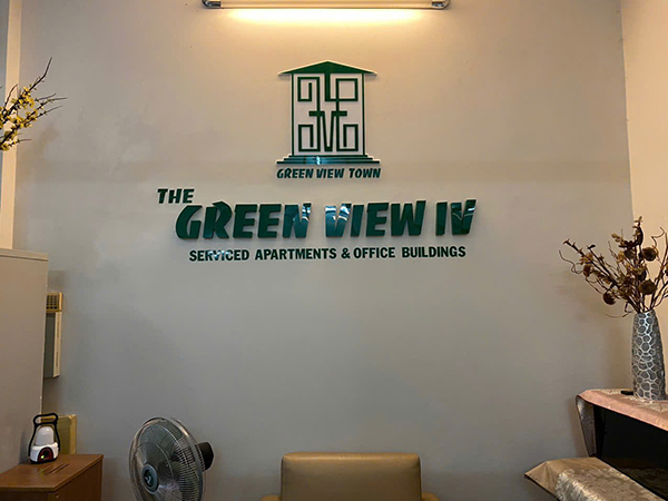 Logo chữ nổi mica kết hợp đèn LED nổi bật tại quầy lễ tân – Nâng tầm hình ảnh doanh nghiệp.