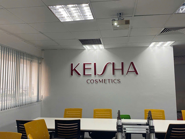 Lắp đặt bảng hiệu logo và nền backdrop cho sảnh lễ tân công ty tại Quận 2.