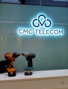 Thi công backdrop và logo quầy lễ tân chuyên nghiệp tại Quận 2