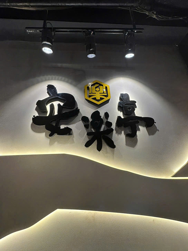 Dự án hoàn thiện logo gắn tường và backdrop lễ tân – Giải pháp trọn gói, uy tín, đúng tiến độ.