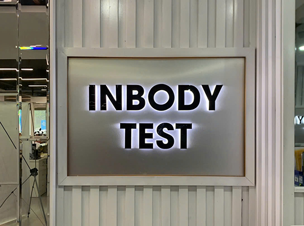 Thi công backdrop và logo quầy lễ tân hiện đại – Tạo ấn tượng chuyên nghiệp ngay từ ánh nhìn đầu tiên.