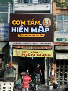 Mẫu bảng hiệu alu chữ nổi mica đẹp, gắn đèn LED, thi công tại Quận 2