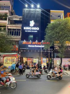 Bảng hiệu mica gắn đèn LED nổi bật vào ban đêm – thi công tại Quận 1