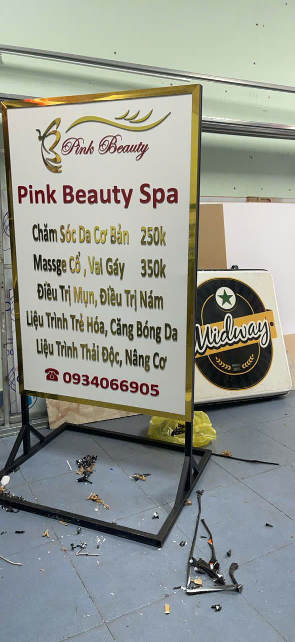 Mẫu bảng hiệu chân đứng nổi bật cho cửa hàng tiện lợi tại Quận 2