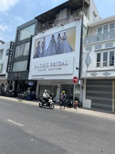 Thợ đang lắp đặt bảng hiệu công ty tại Quận 3 – sản xuất từ xưởng Bình Thạnh, uy tín – đúng tiến độ