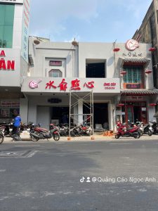 Thợ đang sửa chữa bảng hiệu LED hư hỏng tại Bình Thạnh