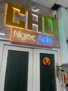 Lắp đặt bảng hiệu LED neon chuyên nghiệp cho cửa hàng mỹ phẩm ở Bình Thạnh