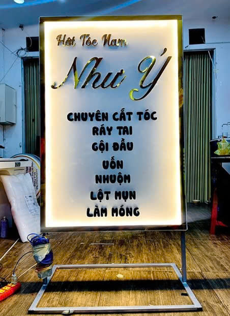 Mẫu bảng hiệu chân đứng nổi bật cho cửa hàng tiện lợi tại Quận 2