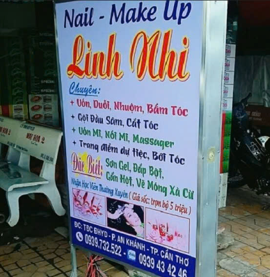 Mẫu bảng hiệu chân đứng nổi bật cho cửa hàng tiện lợi tại Quận 2