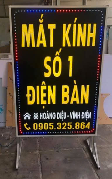 Mẫu bảng hiệu chân đứng nổi bật cho cửa hàng tiện lợi tại Quận 2