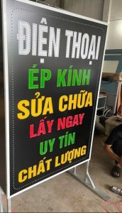 Bảng hiệu đứng lắp đèn LED thu hút trước quán cafe