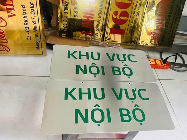 Bảng tên inox – Độ bền cao, sáng bóng, mang lại vẻ chuyên nghiệp tuyệt đối.