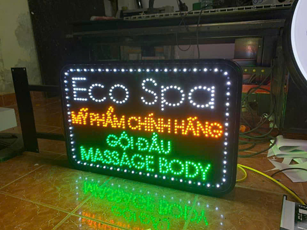 Bảng hiệu LED vẫy Quận 2 đẹp mắt, chất liệu mica và alu, thiết kế 3 màu nổi bật, phù hợp quảng cáo cửa hàng, spa, tiệm tóc.