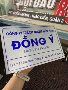 Thi công bảng tên công ty alu giá rẻ Bình Thạnh – thiết kế hiện đại, lấy liền.