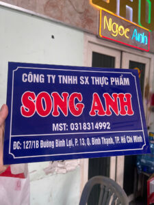 Xưởng gia công bảng tên mica đẹp Hotline: 0933 997 327.