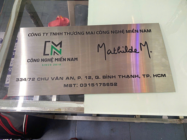 “Thi công bảng inox ăn mòn giá rẻ tại Quận 1 – Sản phẩm tinh xảo, bền đẹp do Quảng Cáo Ngọc Anh thiết kế và gia công trực tiếp.”